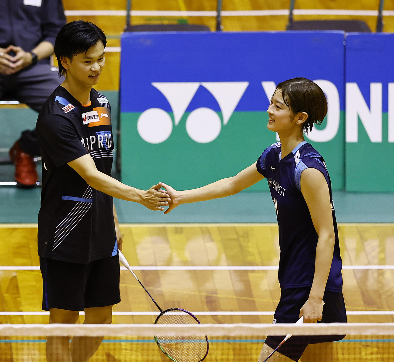 混合ダブルス　ポイントを奪いタッチを交わす渡辺（左）・田口組（撮影・藤尾明華）