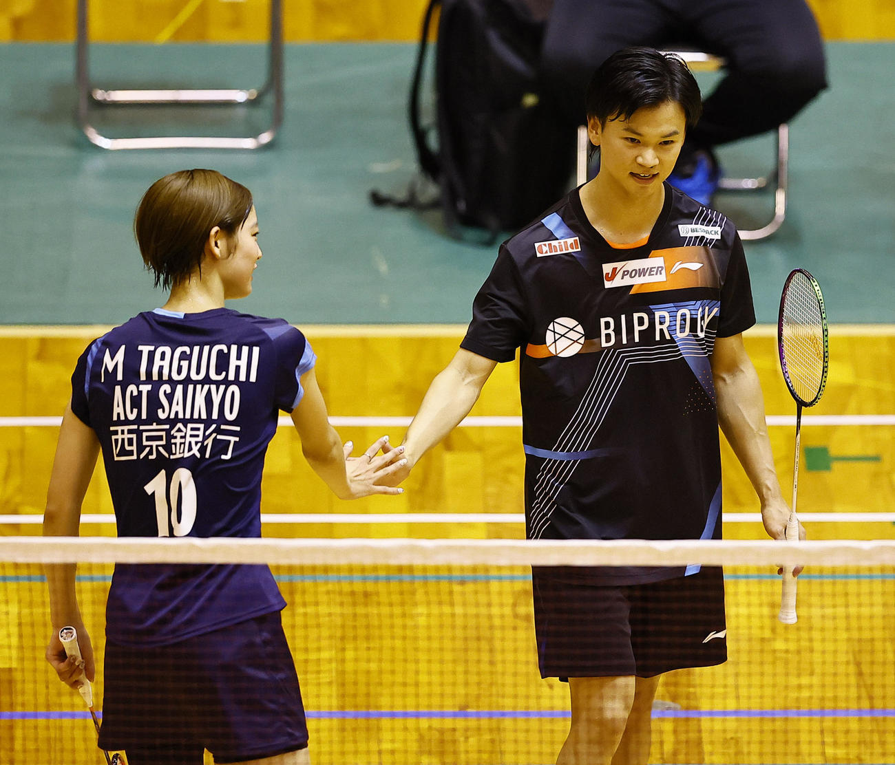 第67回全日本社会人バドミントン選手権　混合ダブルス　2回戦を突破しタッチを交わす渡辺（右）・田口組（撮影・藤尾明華）