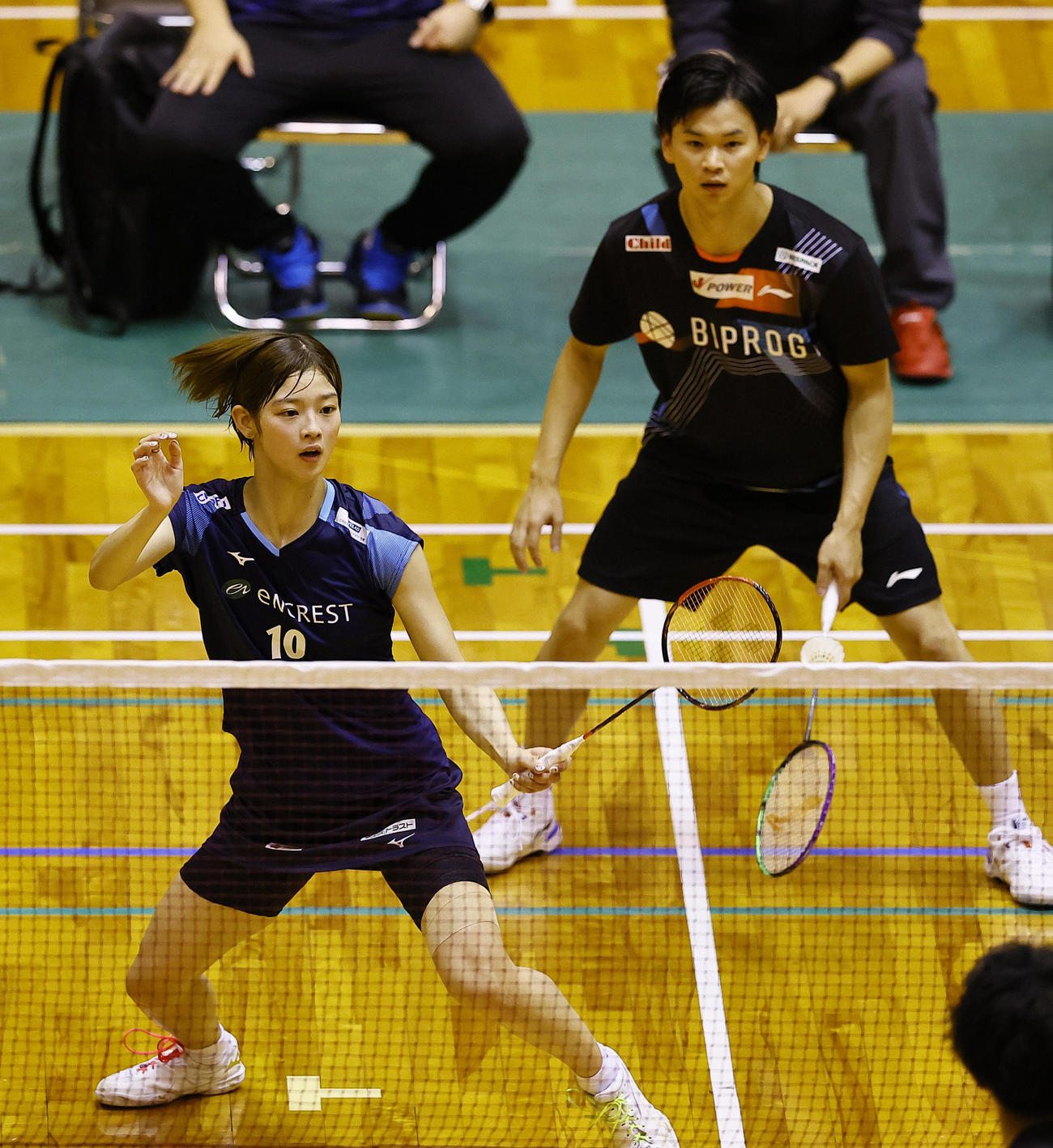 混合ダブルス2回戦で、シャトルを打ち返す田口（手前）。後方は渡辺（撮影・藤尾明華）