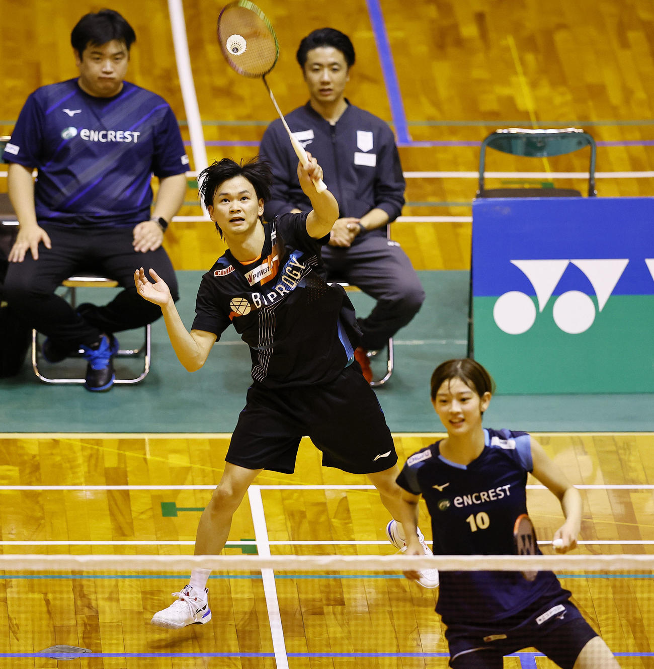 混合ダブルス　初戦に勝利した渡辺（左）・田口組（撮影・藤尾明華）