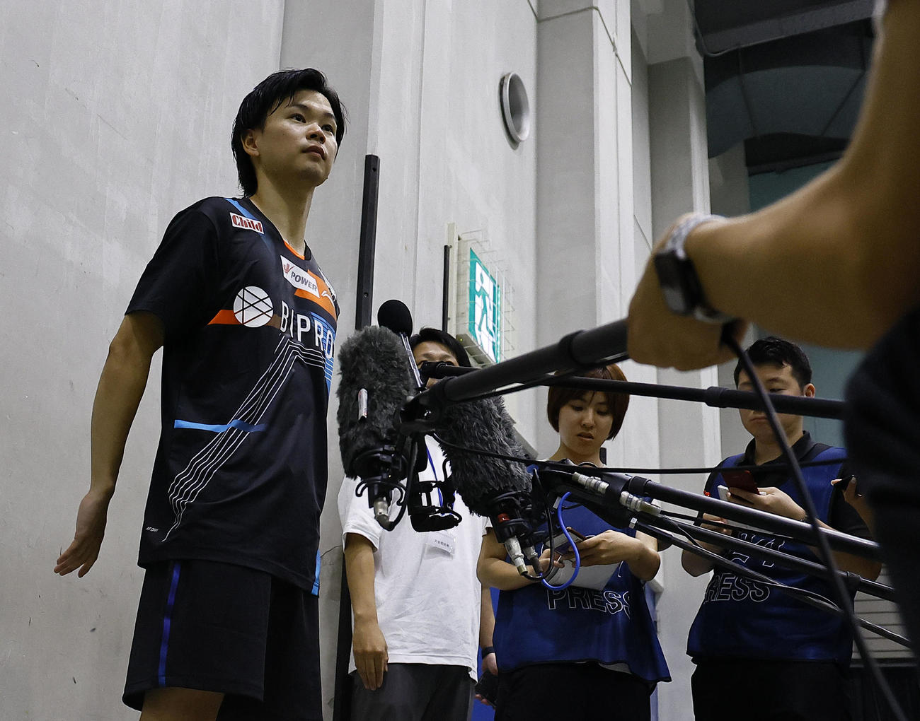 混合ダブルス　試合後取材に応じる渡辺（撮影・藤尾明華）