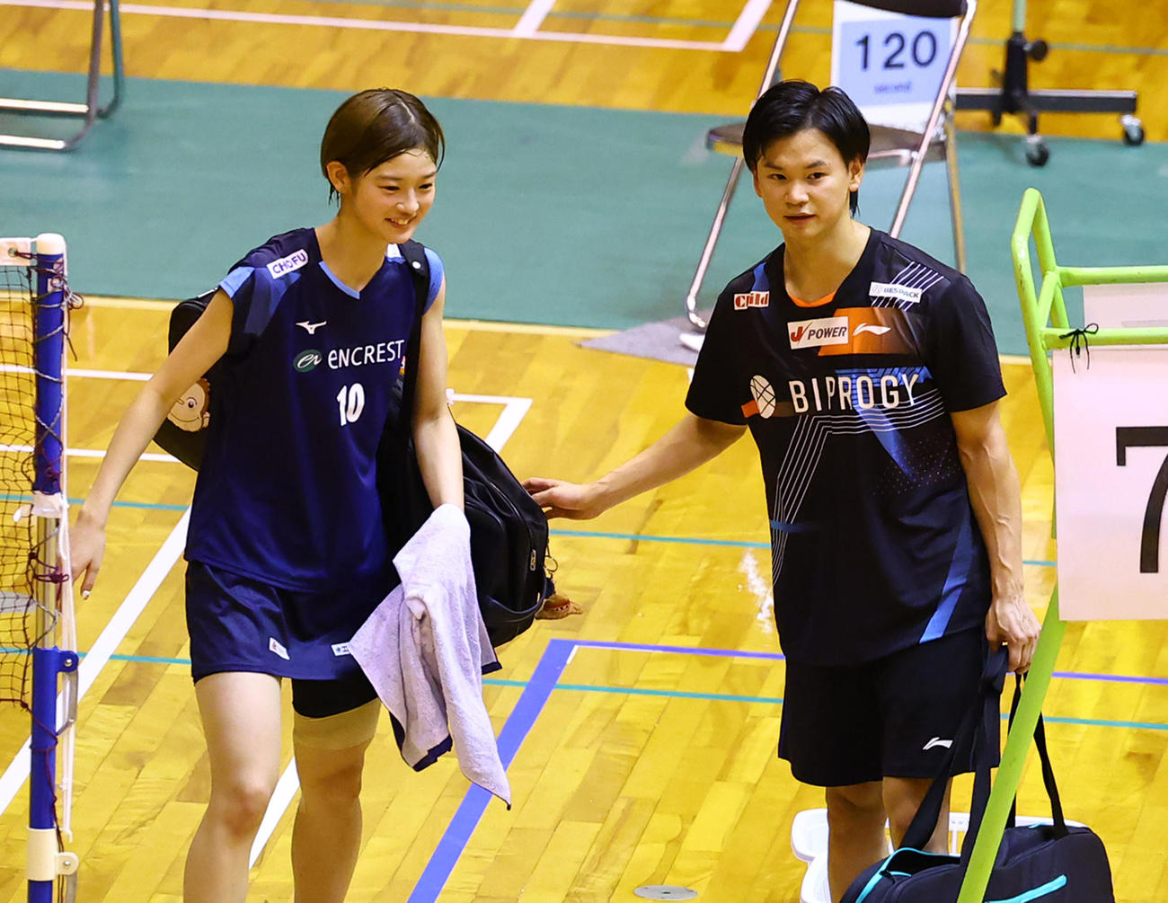混合ダブルス　初戦を勝利で飾りコートを引き揚げる渡辺（右）・田口組（撮影・藤尾明華）