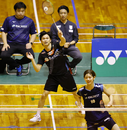 混合ダブルス　初戦に勝利した渡辺（左）・田口組（撮影・藤尾明華）