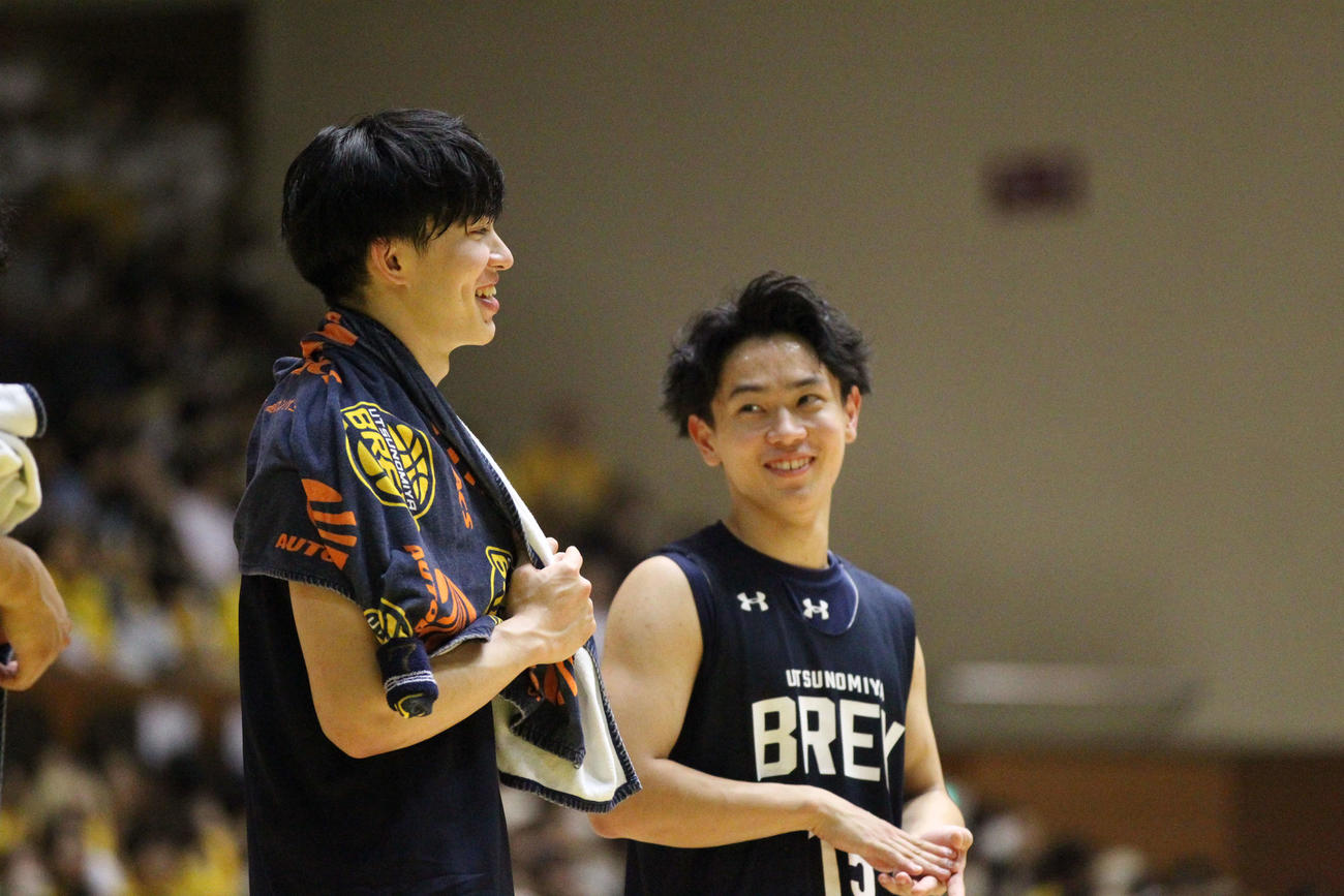 宇都宮対秋田　6日に宇都宮とU22選手契約を交わしたばかりの石川裕大は、最も歳の近い小川と試合後に笑顔で話す（撮影・沢田啓太郎）