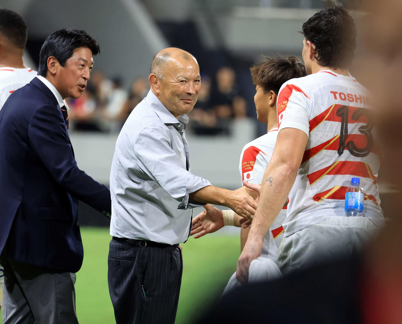 日本対米国　快勝し、ライリー（右）らフィフティーンと喜び合うエディー・ジョーンズHC（中央）（撮影・浅見桂子）