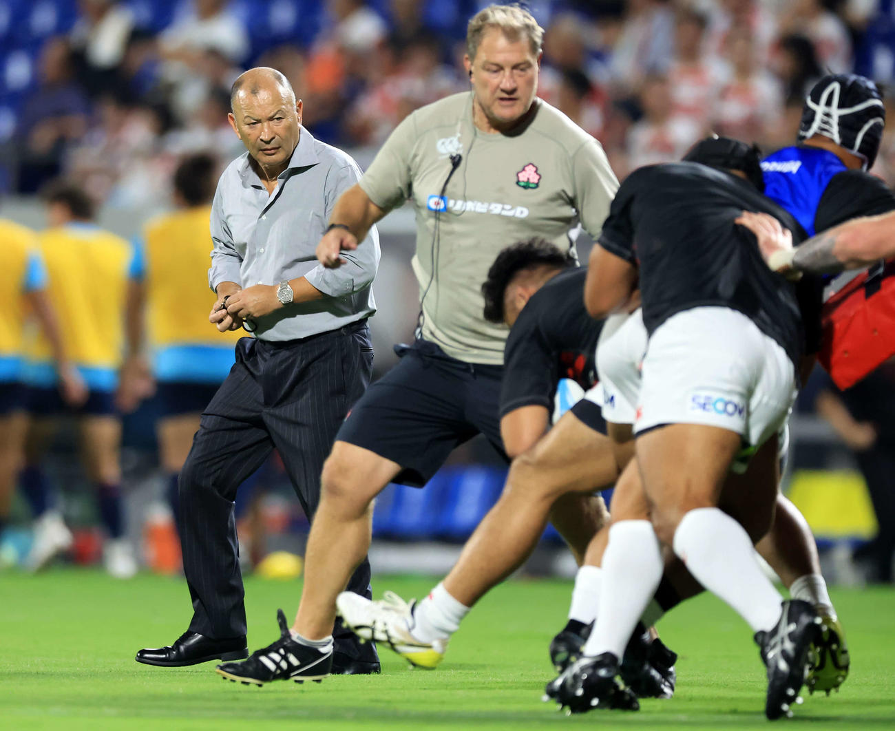 日本対米国　試合前練習を厳しい表情で見つめる日本代表エディー・ジョーンズHC（左）（撮影・浅見桂子）