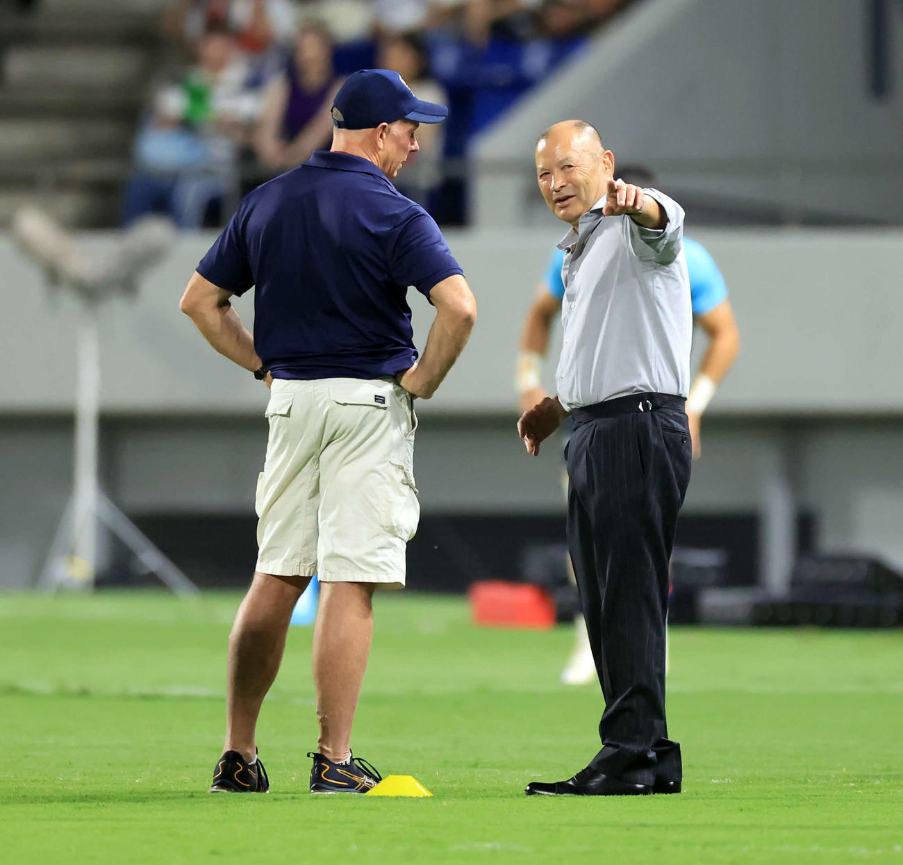 日本対米国　試合前練習中、指さし話し込む日本代表エディー・ジョーンズHC（右）（撮影・浅見桂子）