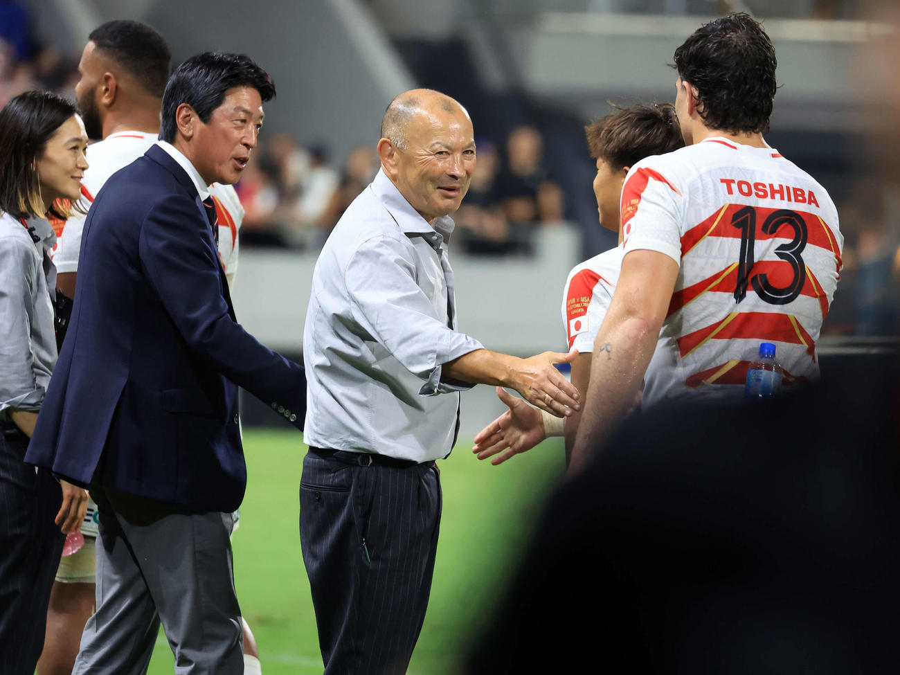 日本対米国　快勝し、ライリー（右）らフィフティーンと喜び合うエディー・ジョーンズHC（中央）（撮影・浅見桂子）