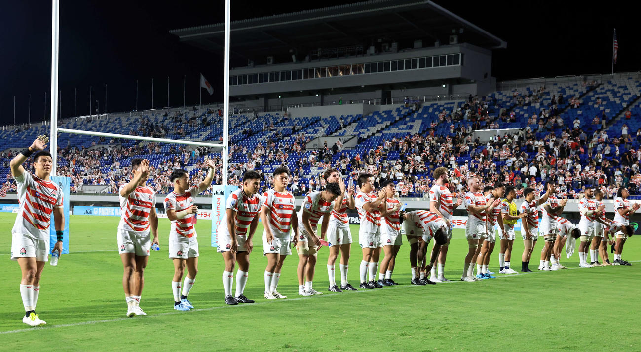 日本対米国　快勝し、喜ぶスタンドのファンにあいさつする日本代表フィフティーン（撮影・浅見桂子）