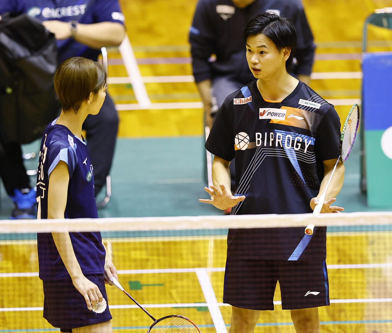 混合ダブルス　試合中に言葉を交わす渡辺（右）・田口組（撮影・藤尾明華）