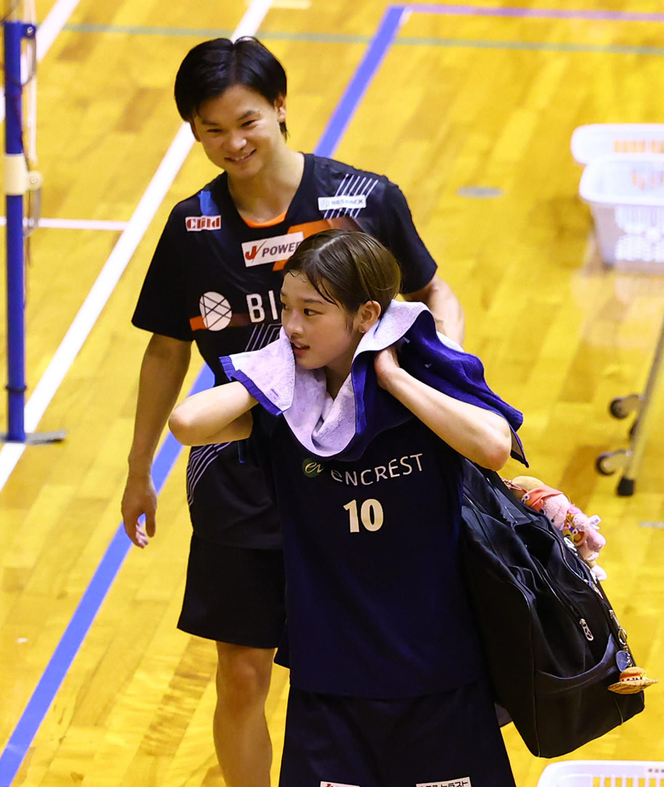 混合ダブルス　初戦を勝利で飾りコートを引き揚げる渡辺（左）・田口組（撮影・藤尾明華）