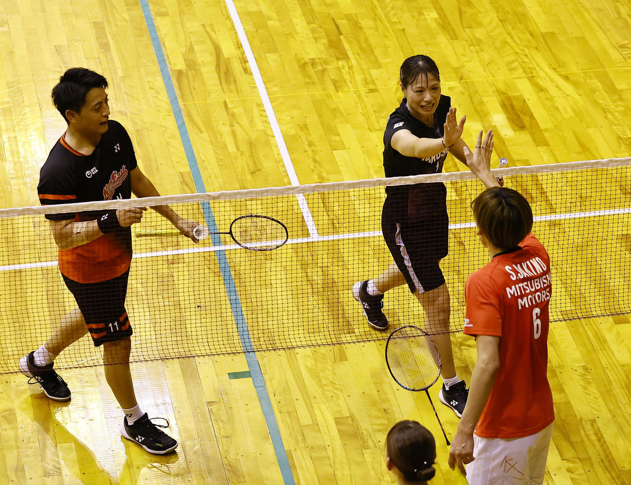 混合ダブルス　初戦に勝利しタッチを交わす古賀（左）・福島組