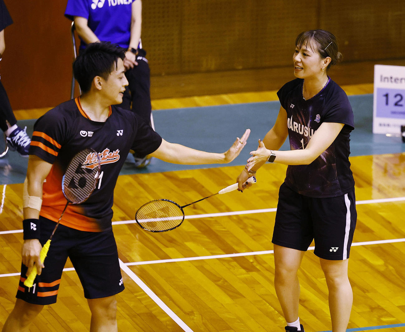 混合ダブルス　ポイントを奪いタッチを交わす古賀（左）・福島組（撮影・藤尾明華）