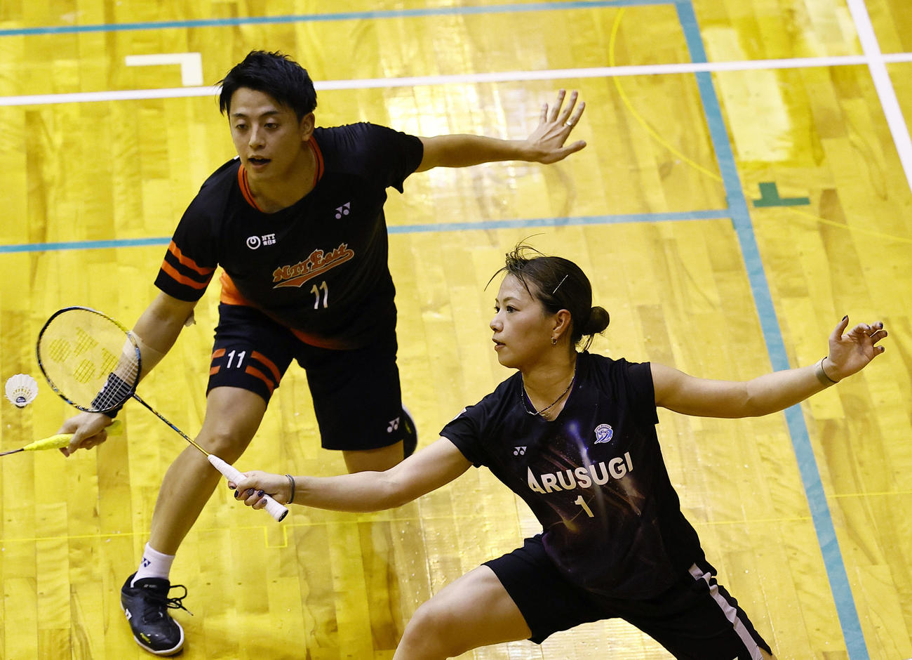 混合ダブルス　第2セット　対戦する古賀（左）・福島組（撮影・藤尾明華）