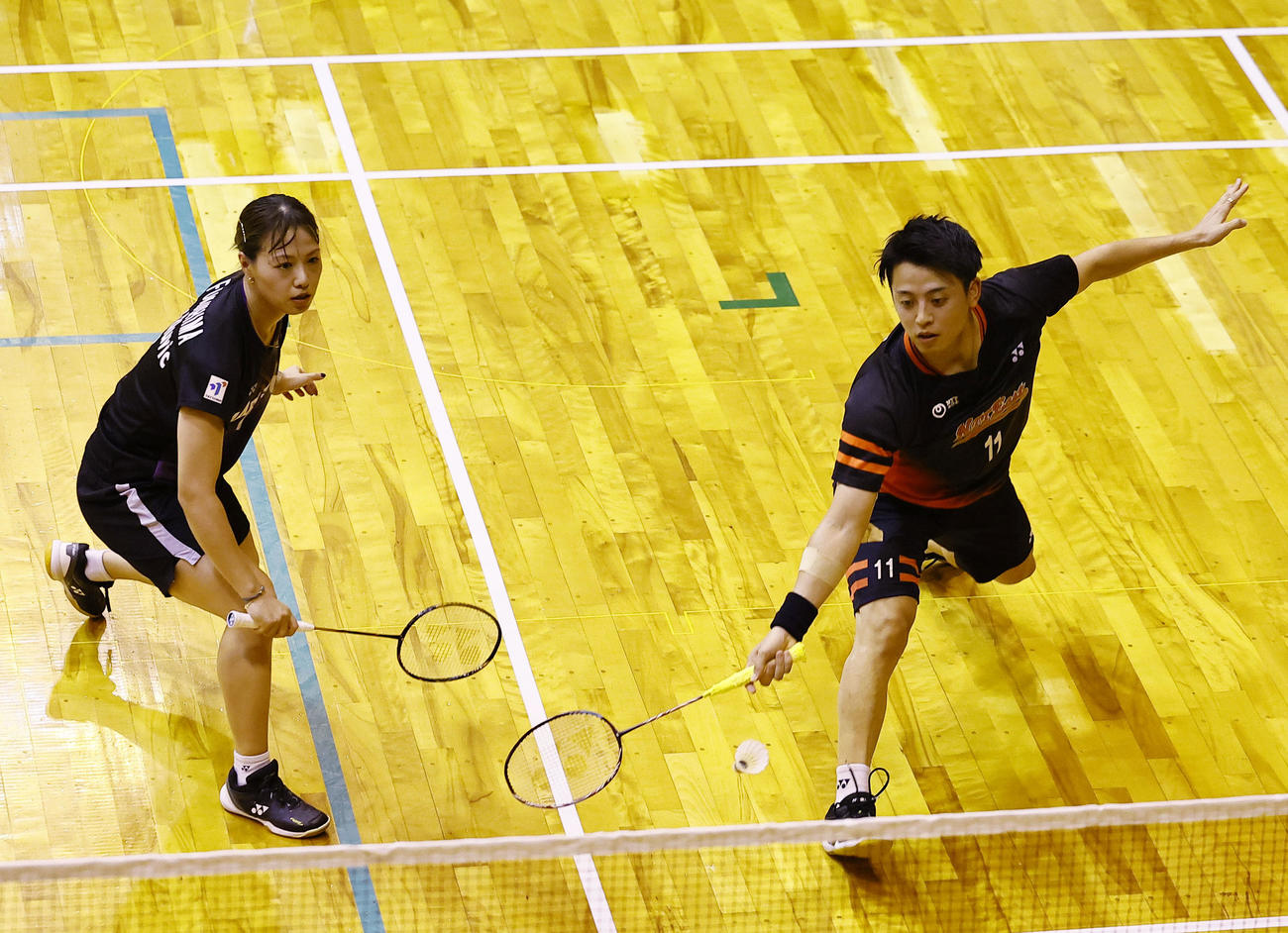 混合ダブルス　第2セット　対戦する古賀（右）・福島組（撮影・藤尾明華）