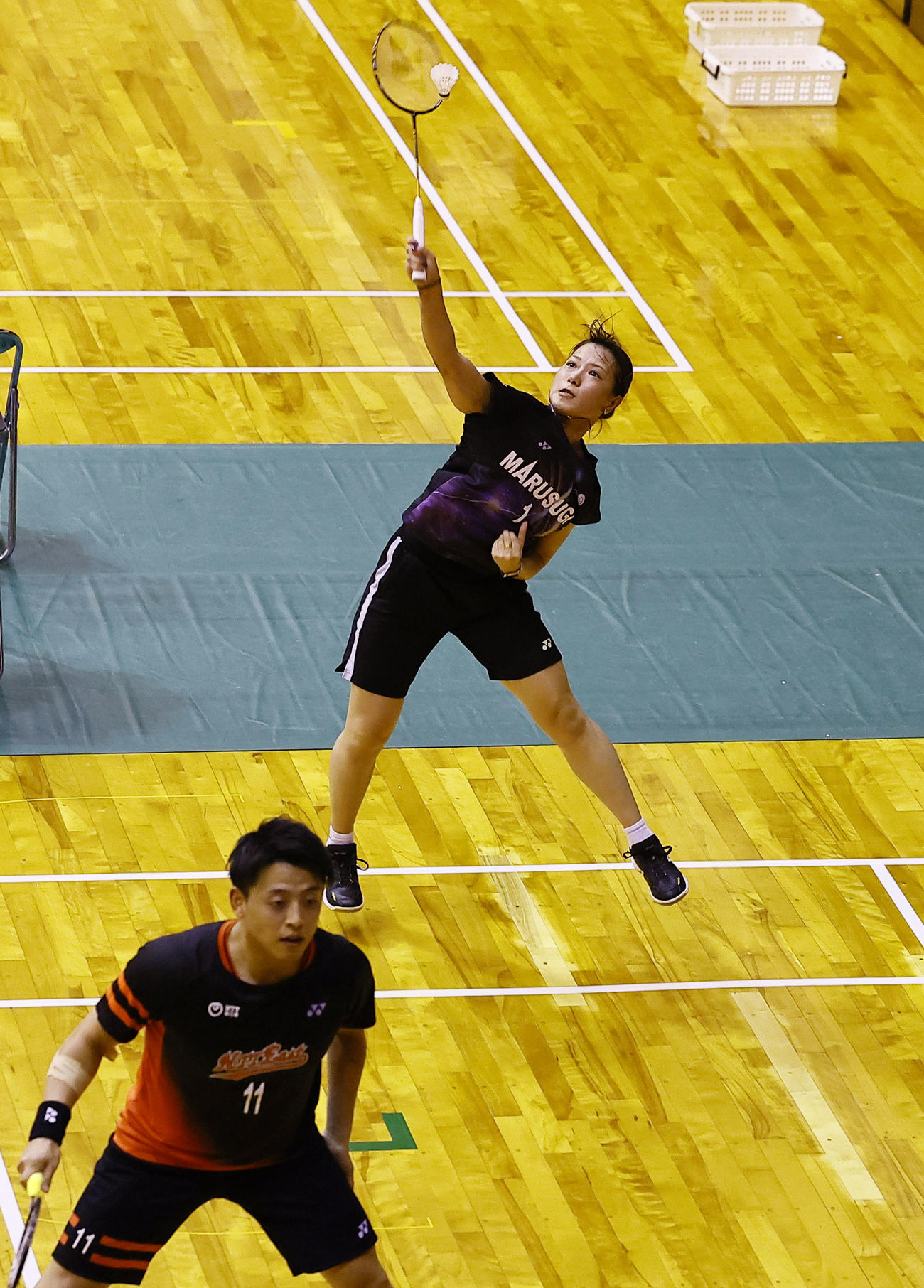 混合ダブルス　第2セット　対戦する古賀（手前）・福島組（撮影・藤尾明華）