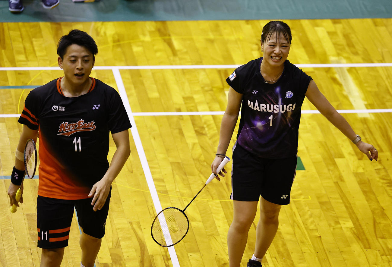混合ダブルス　第2セット　ポイントを奪い笑顔を見せる古賀（左）・福島組（撮影・藤尾明華）