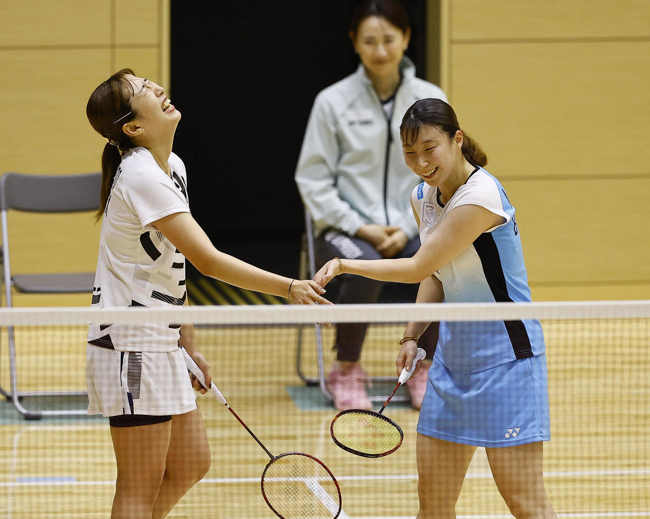 女子ダブルス　ポイントを奪いタッチを交わす五十嵐（右）と桜本（撮影・藤尾明華）