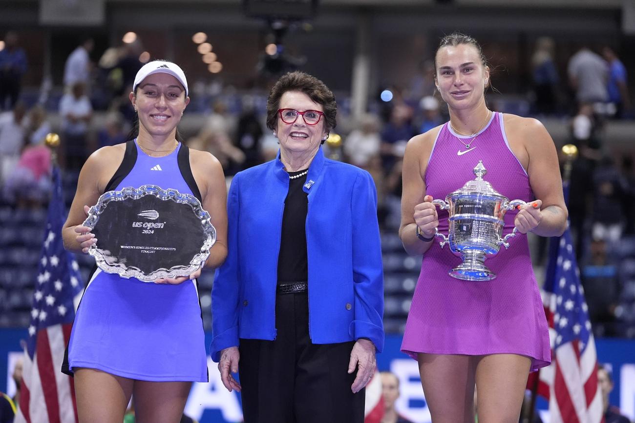 全米オープン　女子シングルスで初優勝したサバレンカ（右）と準優勝のペグラ（左）（AP）