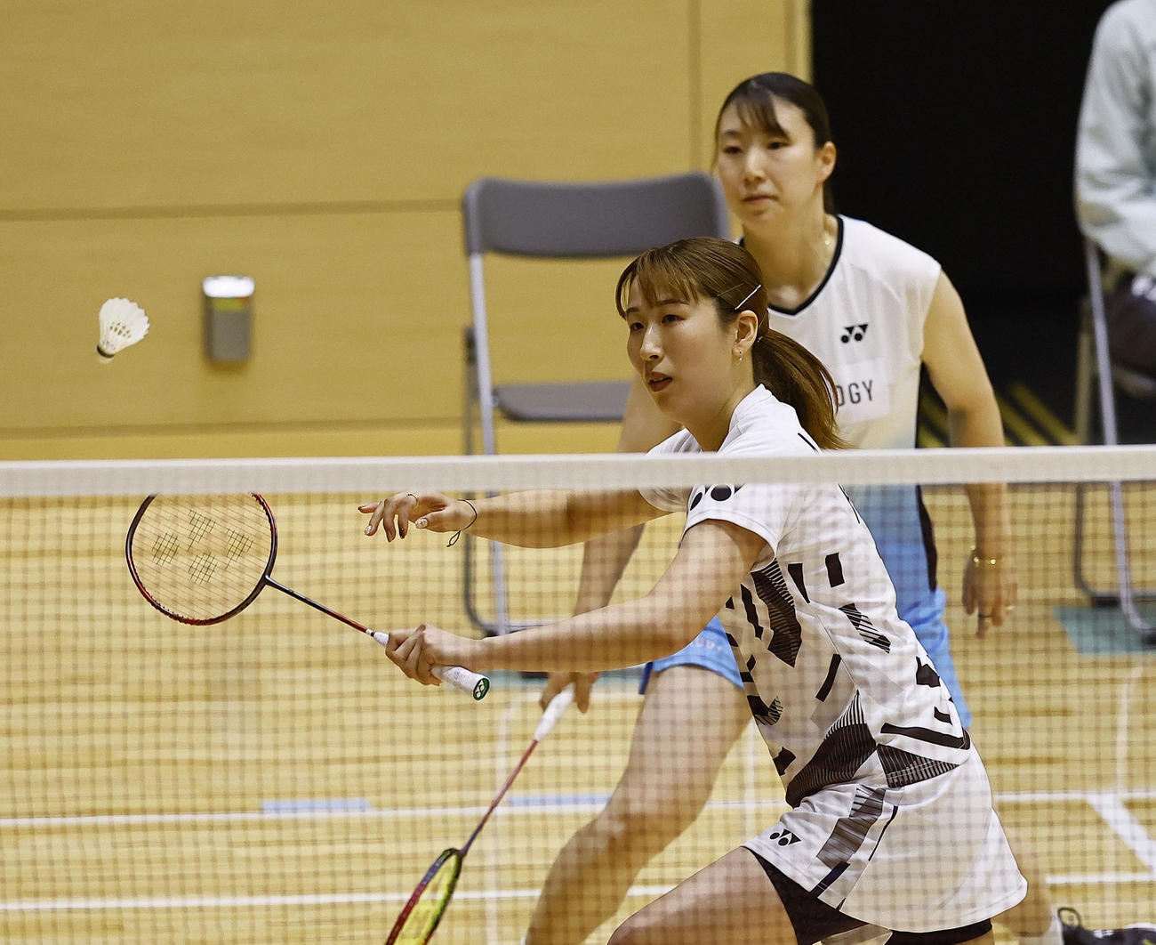 女子ダブルス　初戦に臨んだ五十嵐（奥）・桜本組（撮影・藤尾明華）