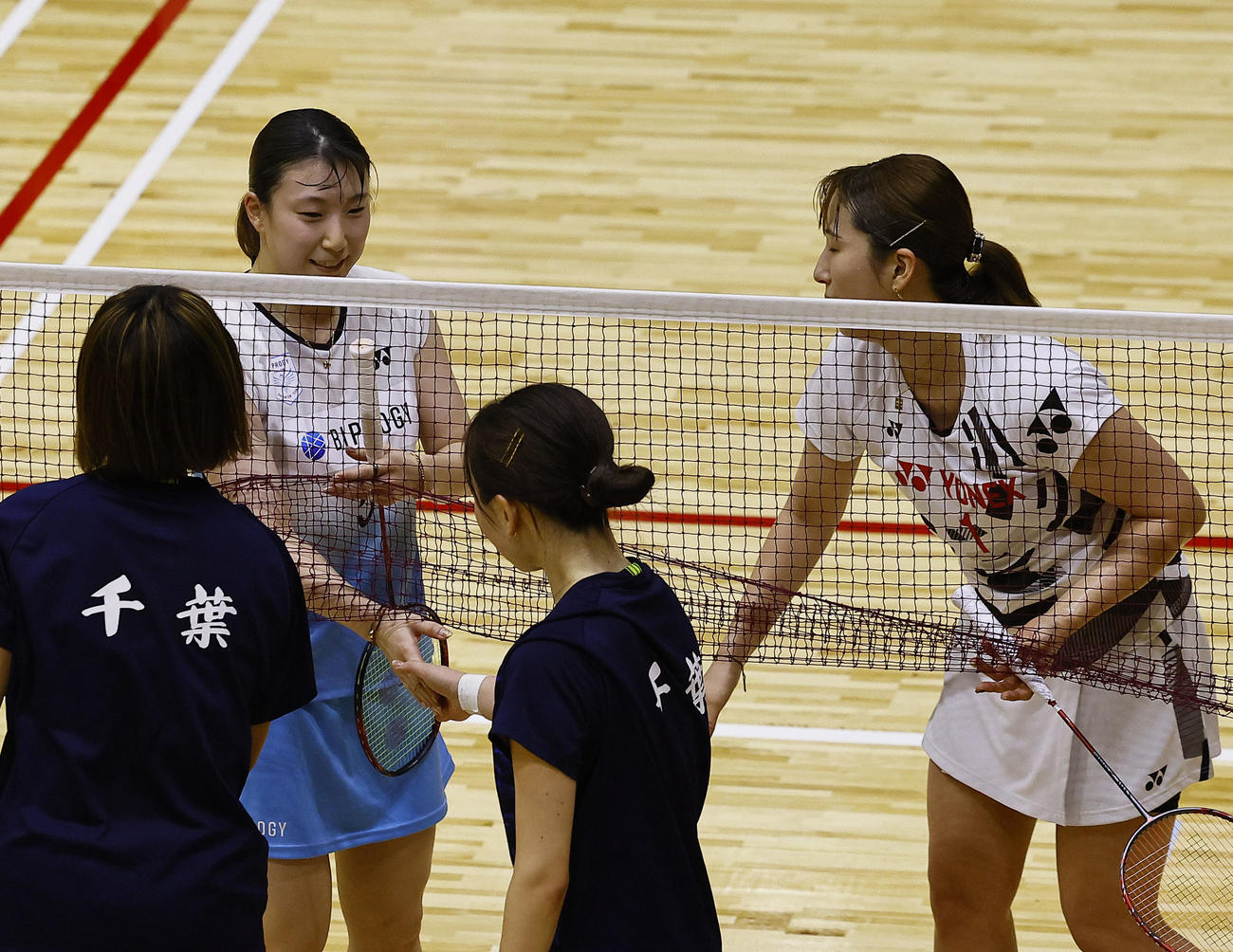 女子ダブルス　初戦に勝利し、握手を交わすを交わす五十嵐（左）と桜本（撮影・藤尾明華）
