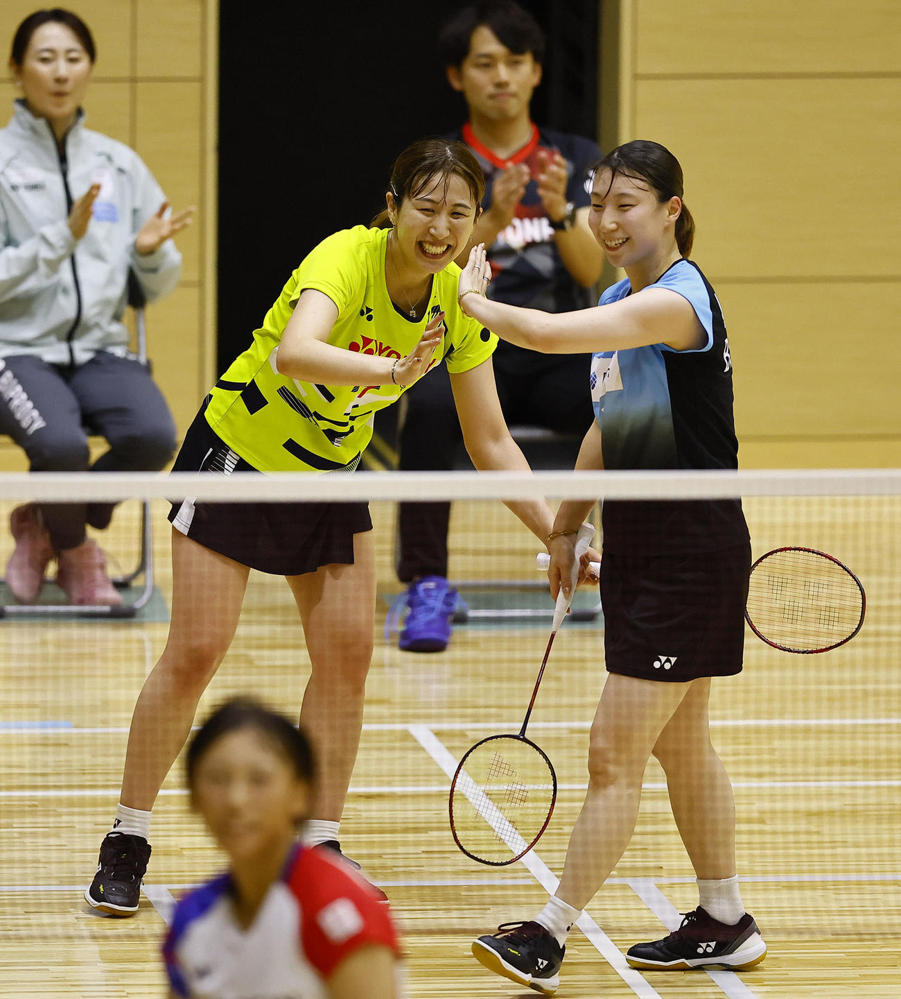 女子ダブルス　ポイントを奪いタッチを交わす五十嵐（右）と桜本（撮影・藤尾明華）
