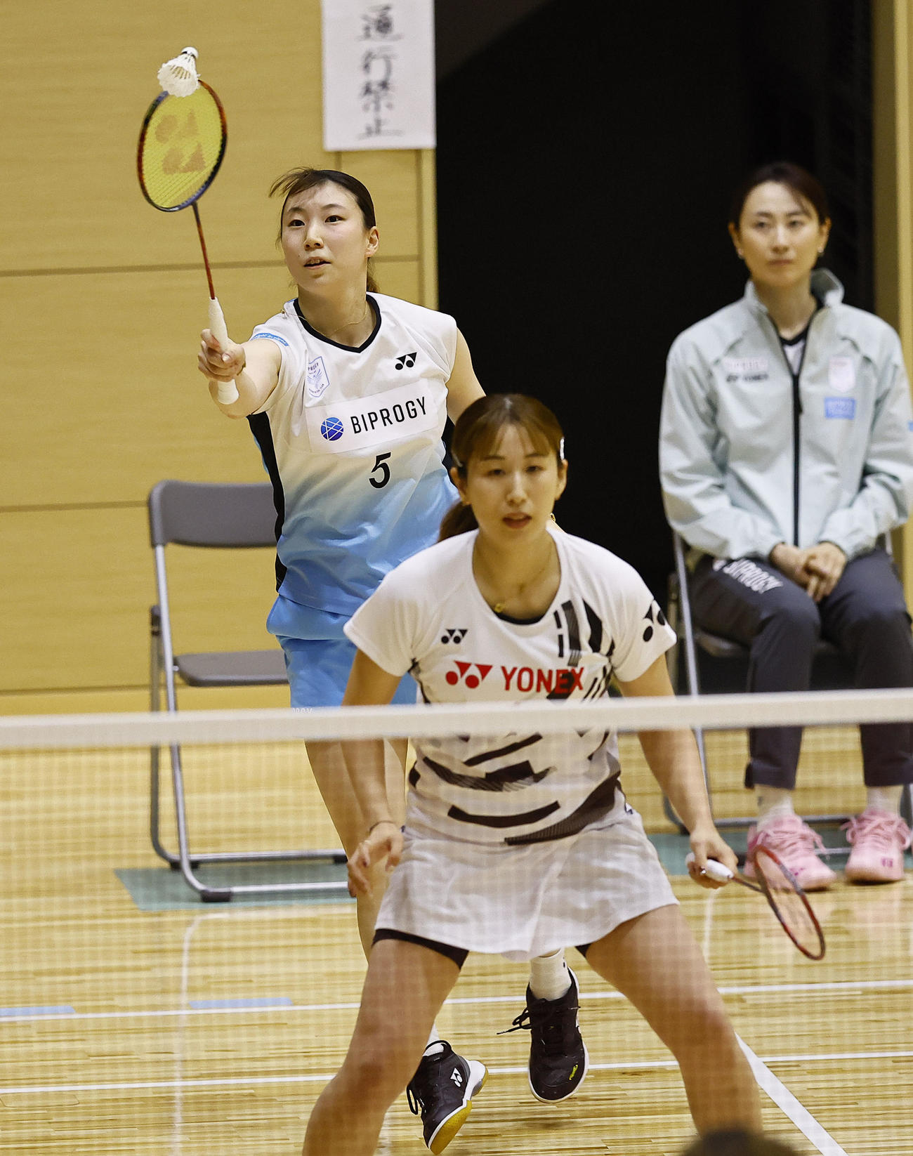 女子ダブルス　初戦に臨んだ五十嵐（奥）・桜本組（撮影・藤尾明華）