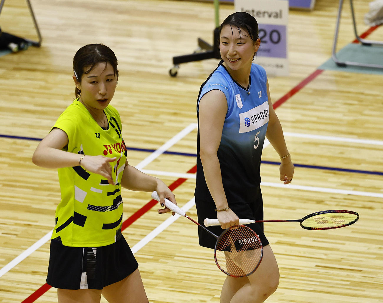 女子ダブルス　インターバル中に言葉を交わす五十嵐（右）と桜本（撮影・藤尾明華）