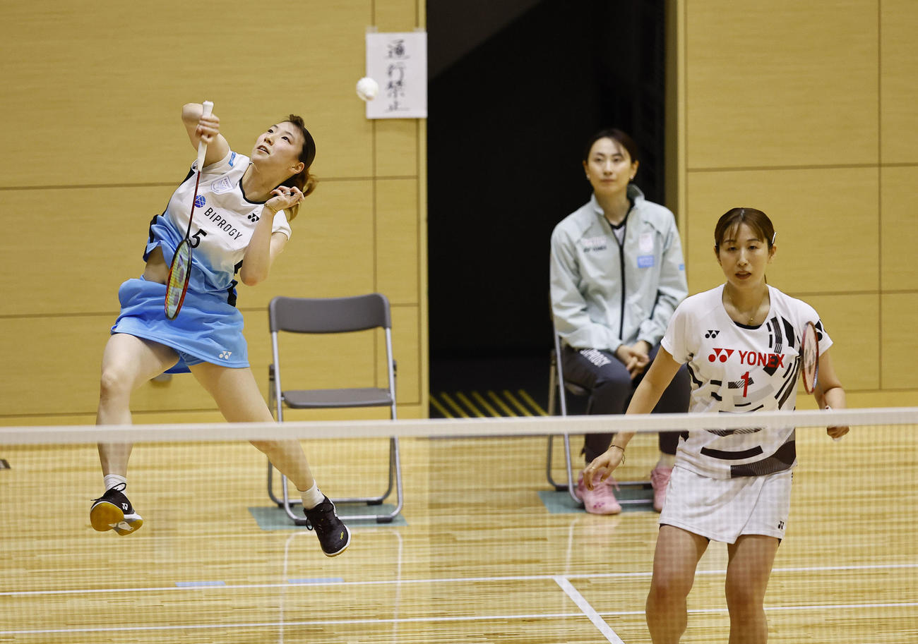 女子ダブルス　初戦を勝利した五十嵐（左）・桜本組（撮影・藤尾明華）