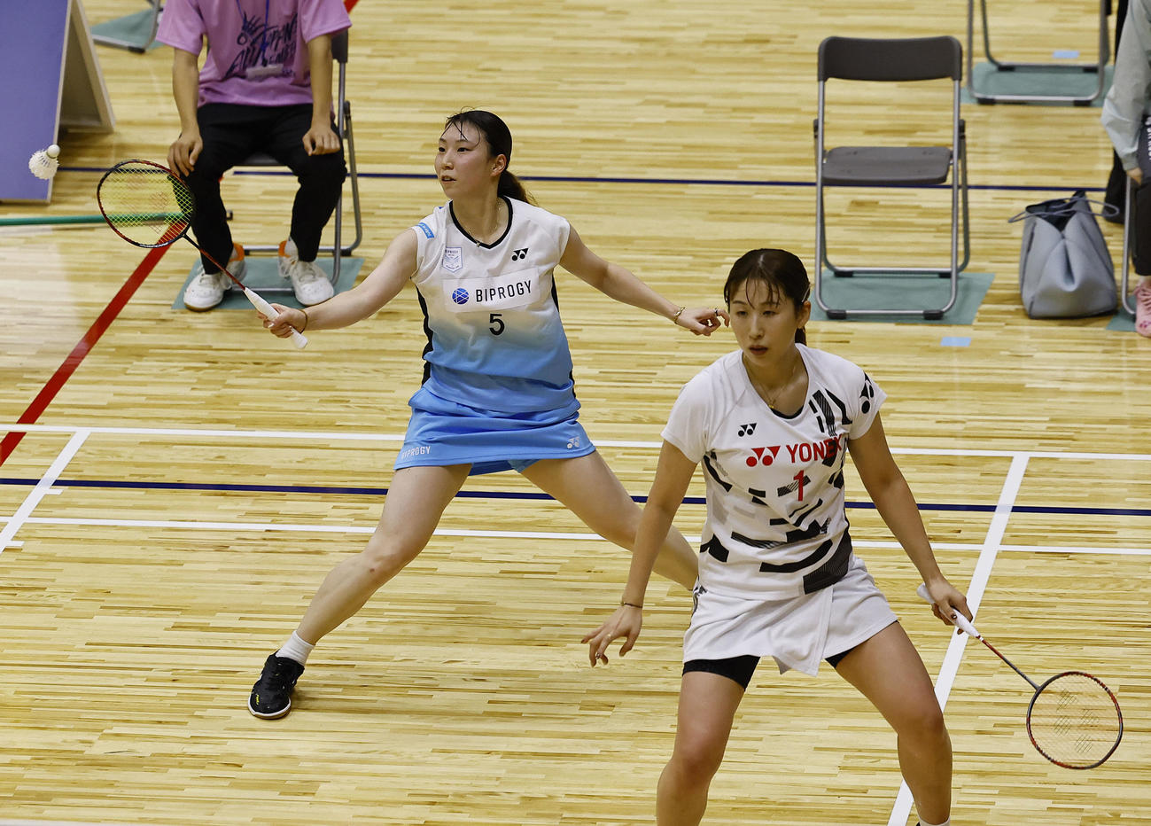 女子ダブルス　初戦を勝利した五十嵐（左）・桜本組（撮影・藤尾明華）