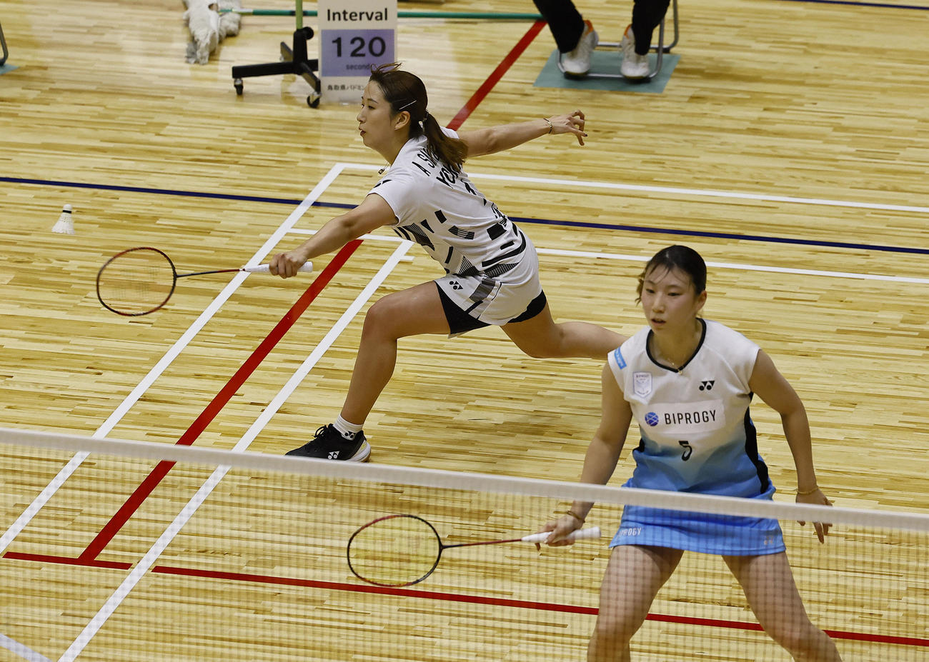 女子ダブルス　初戦を勝利した五十嵐（右）・桜本組（撮影・藤尾明華）