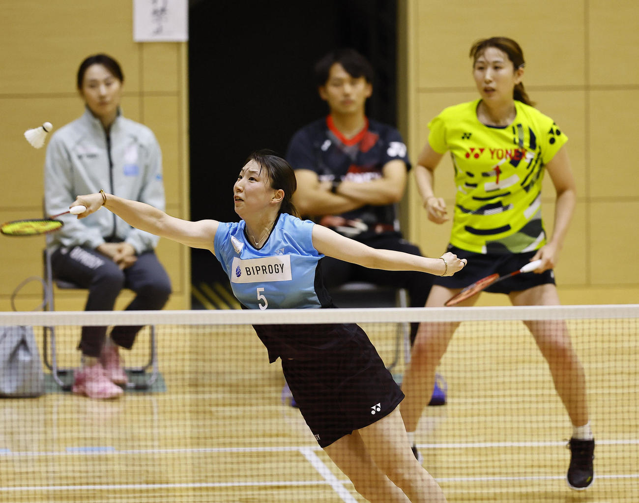 女子ダブルス　3回戦に勝利した五十嵐（手前）・桜本組（撮影・藤尾明華）