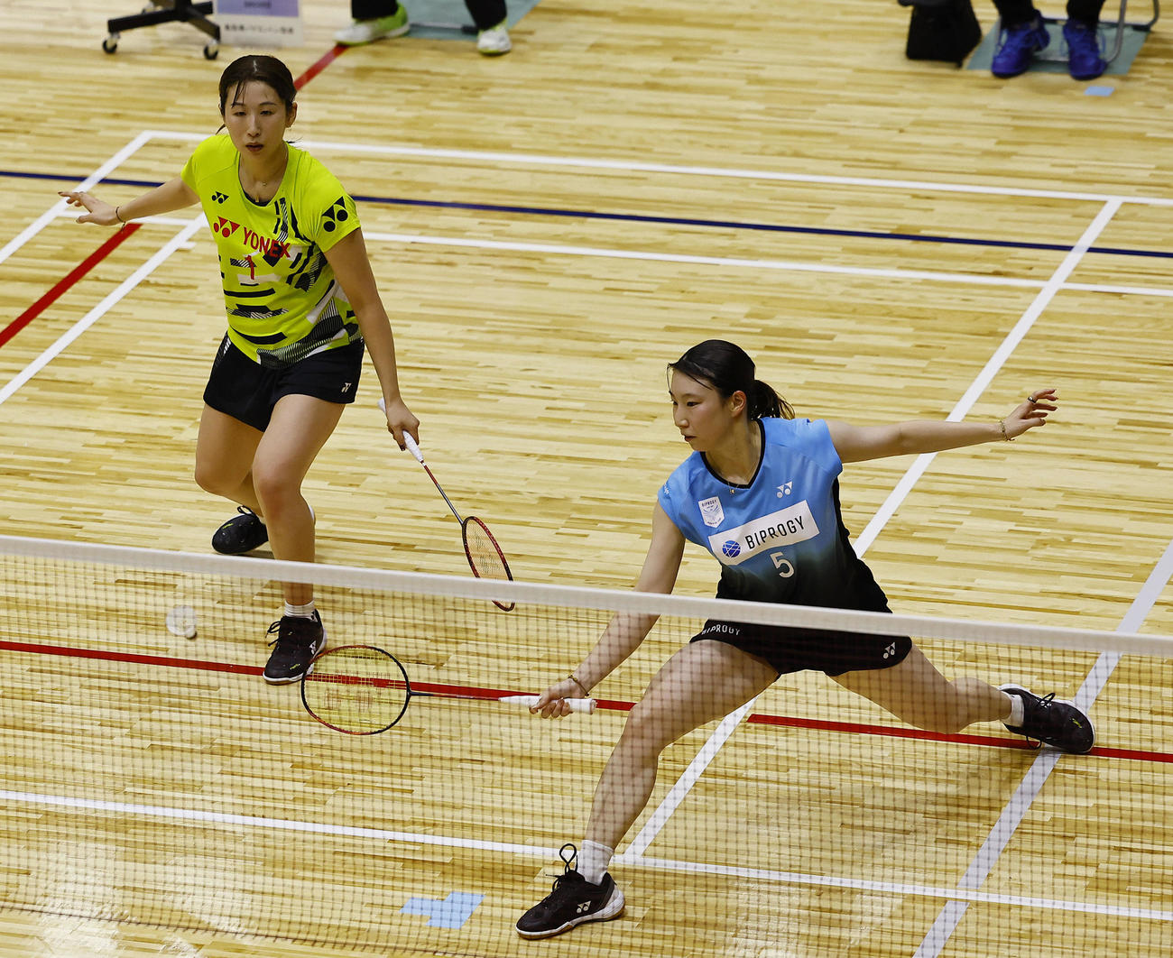 女子ダブルス　3回戦に勝利した五十嵐（右）・桜本組（撮影・藤尾明華）