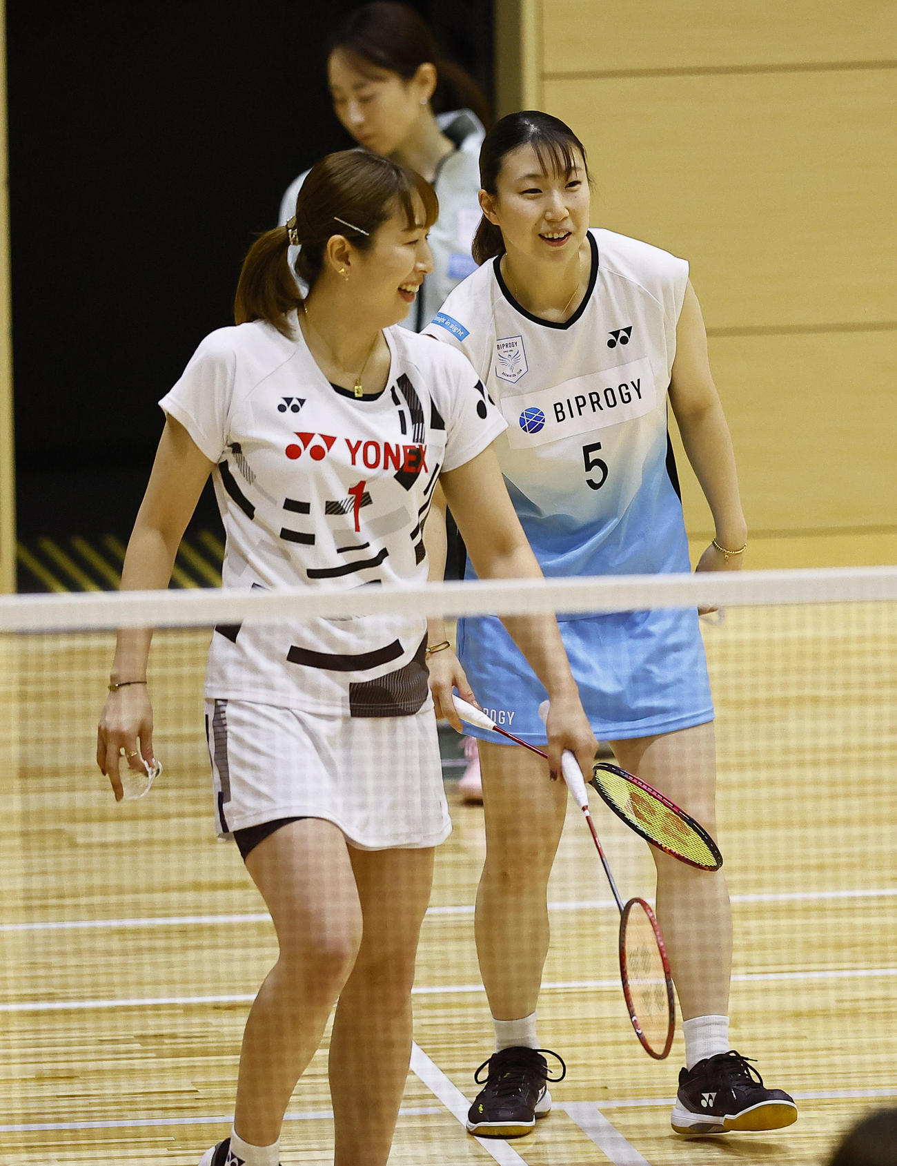 女子ダブルス　初戦に臨んだ五十嵐（右）・桜本組（撮影・藤尾明華）