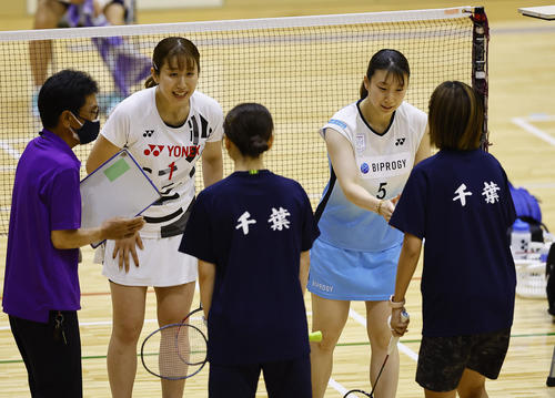女子ダブルス　初戦に臨む五十嵐（奥右）・桜本組（撮影・藤尾明華）