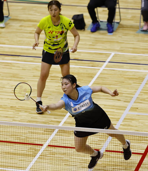 女子ダブルス　3回戦に勝利した五十嵐（手前）・桜本組（撮影・藤尾明華）