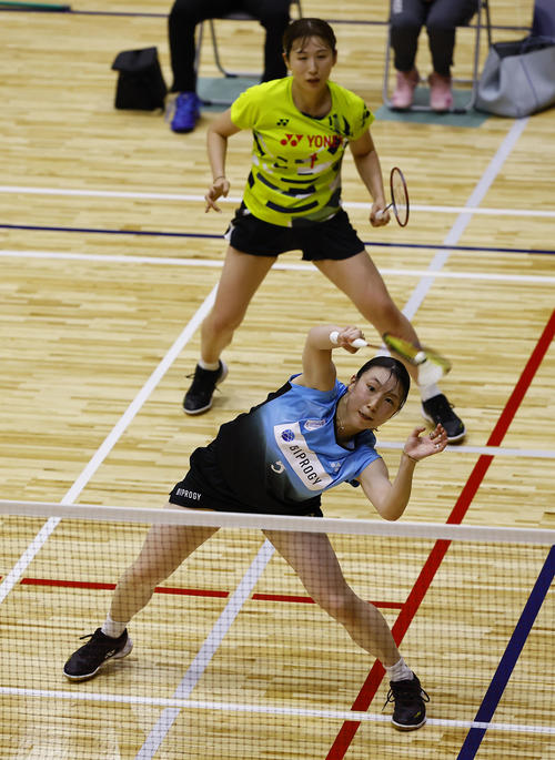 女子ダブルス　3回戦に勝利した五十嵐（手前）・桜本組（撮影・藤尾明華）