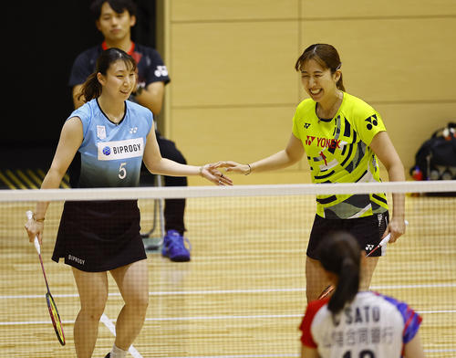 女子ダブルス　ポイントを奪いタッチを交わす五十嵐（左）と桜本（撮影・藤尾明華）