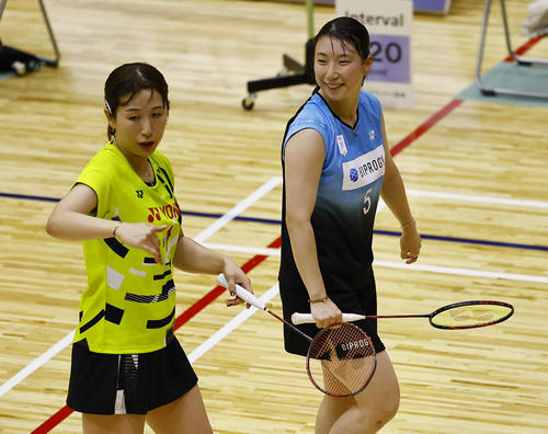 女子ダブルス　インターバル中に言葉を交わす五十嵐（右）と桜本（撮影・藤尾明華）