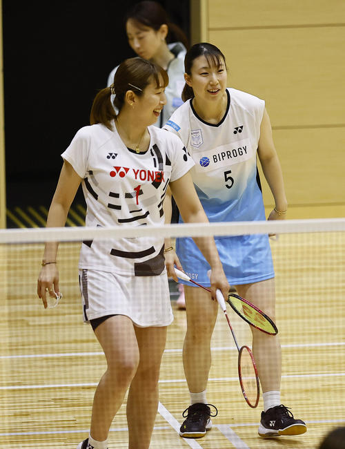 女子ダブルス　初戦に臨んだ五十嵐（右）・桜本組（撮影・藤尾明華）