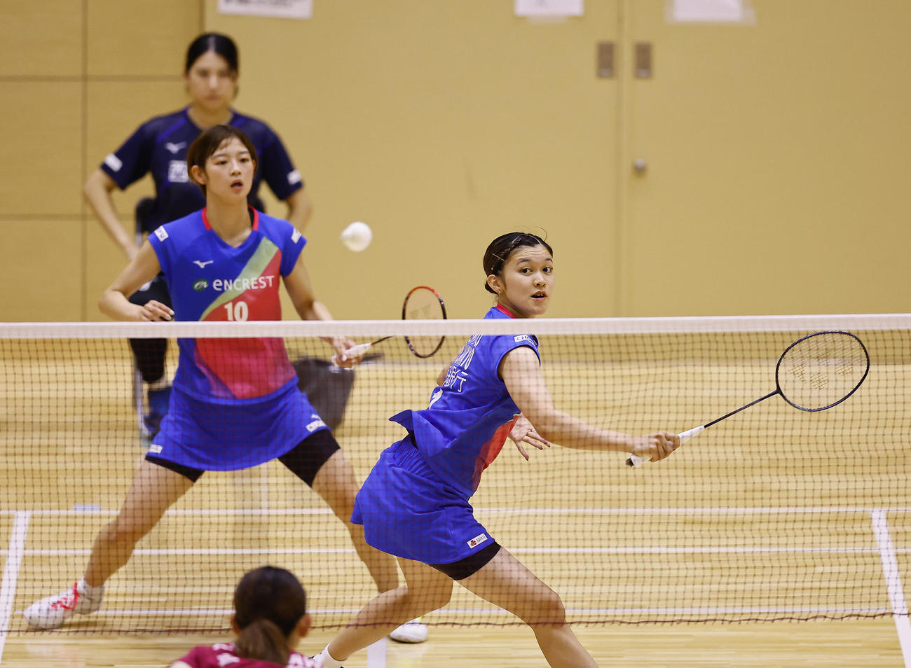 女子ダブルス　3回戦に勝利した佐藤（手前）・田口組（撮影・藤尾明華）