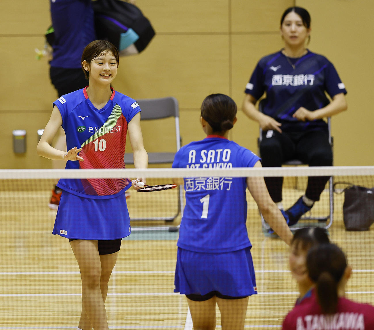 女子ダブルス　ポイントを奪い笑顔で佐藤（手前）とタッチを交わす田口（撮影・藤尾明華）
