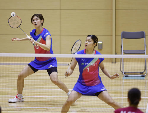 女子ダブルス　3回戦に勝利した佐藤（手前）・田口組（撮影・藤尾明華）