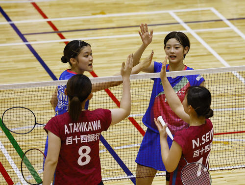 女子ダブルス　3回戦に勝利し、あいさつのタッチを交わす佐藤（左）と田口（撮影・藤尾明華）