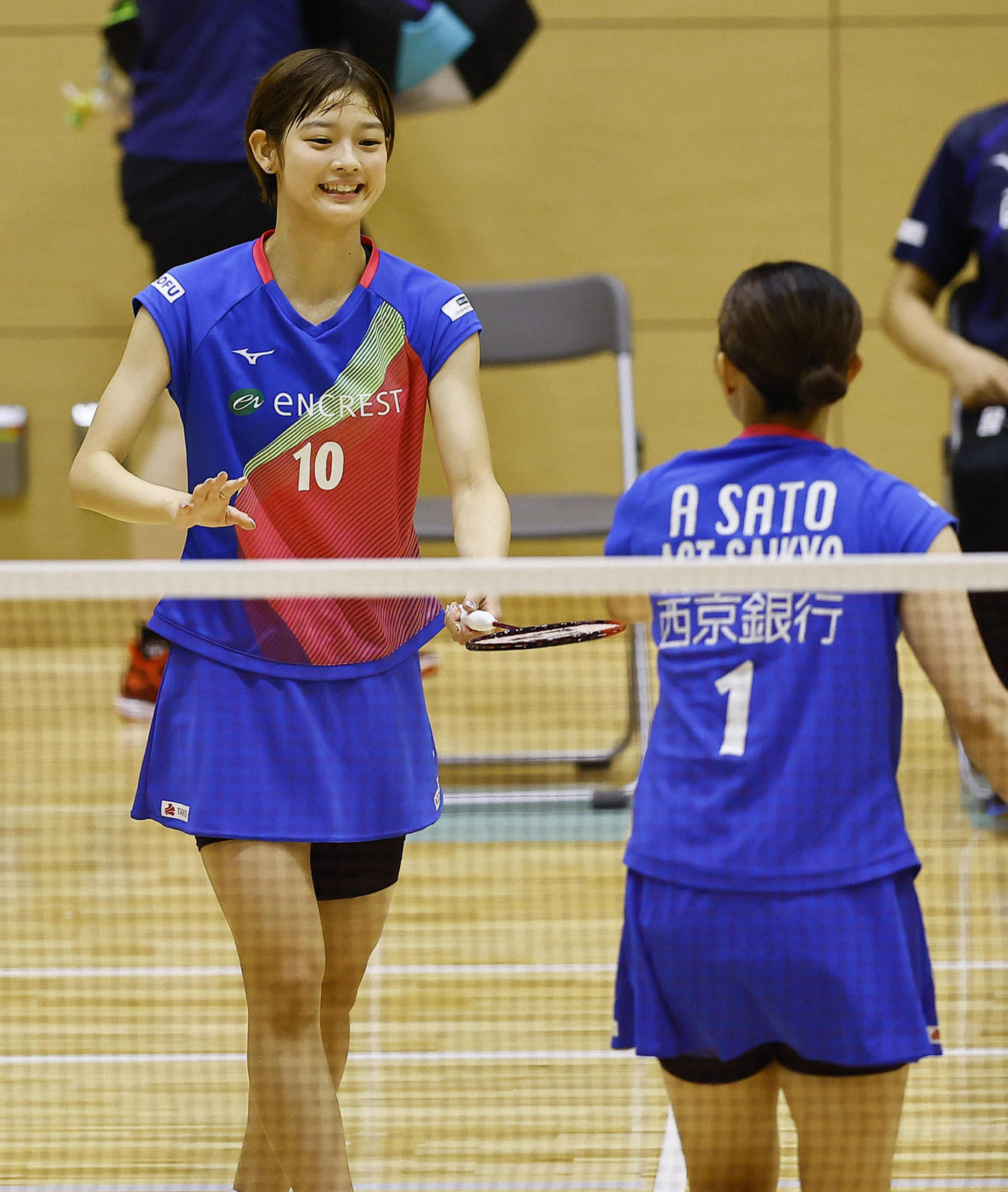 女子ダブルス　ポイントを奪い笑顔で佐藤（手前）とタッチを交わす田口（撮影・藤尾明華）