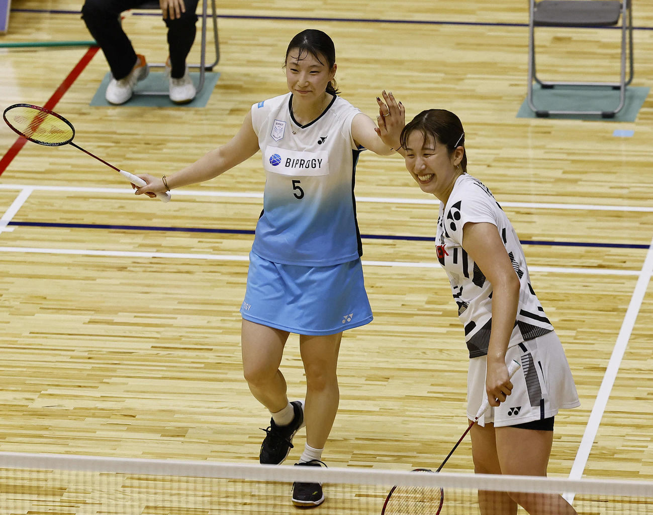女子ダブルス　初戦に勝利し、タッチを交わす五十嵐（左）と桜本（撮影・藤尾明華）