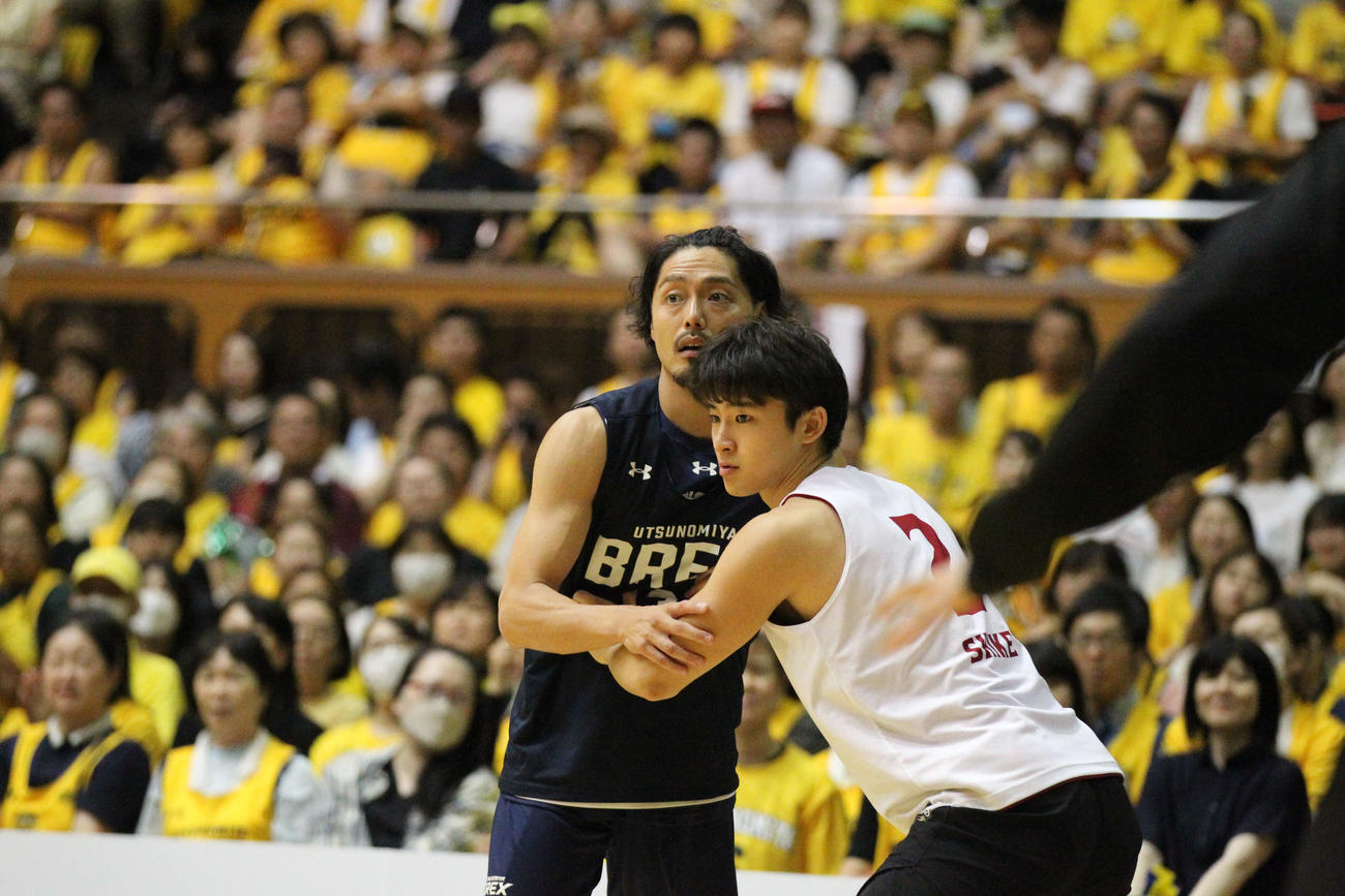 宇都宮対越谷　昨シーズン同僚だった越谷四家魁人とマッチアップする宇都宮の渡邉裕規（撮影・沢田啓太郎）