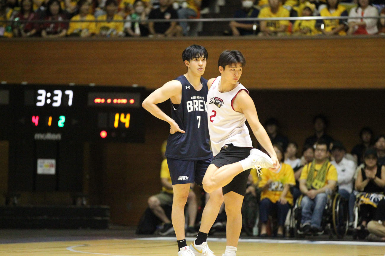 宇都宮対越谷　昨シーズン宇都宮で同僚だったイケメンコンビ、宇都宮・小川敦也（左）と越谷・四家魁人（右）とジェフ・ギブス（中）（撮影・沢田啓太郎）
