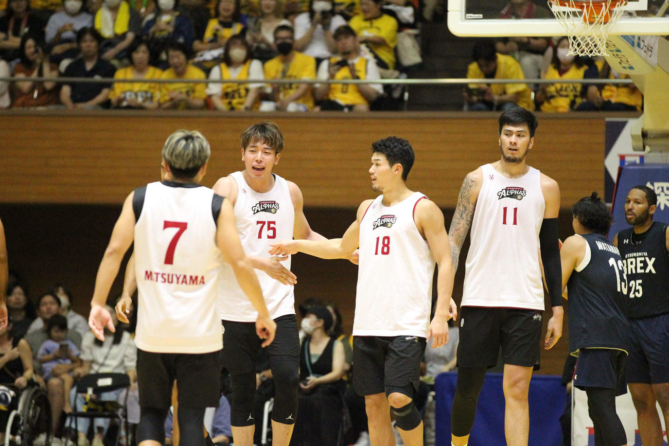 宇都宮対越谷　昨季の東地区優勝チームの宇都宮に善戦した越谷の選手たち。左から松山、井上、星川、カイ・ソット（撮影・沢田啓太郎）