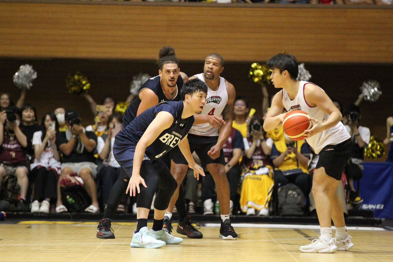 宇都宮対越谷　かつて一緒にプレーした宇都宮の選手たちと相対する越谷の四家魁人（右）とジェフ・ギブス（中）（撮影・沢田啓太郎）
